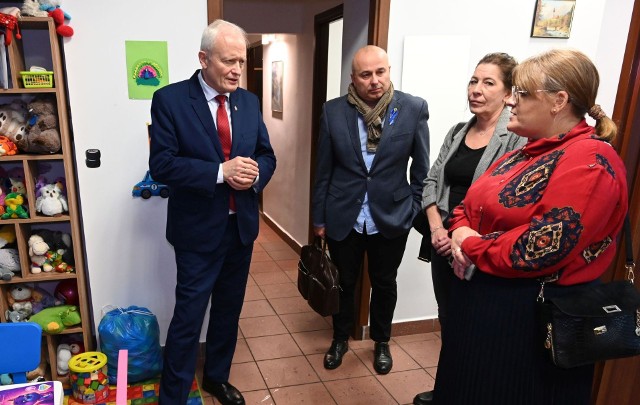 Prezes Polsko-Ukraińskiej Izby Handlowej Jacek Piechota (pierwszy od lewej) gościł w Kielcach. Odwiedził między innymi Centrum Pomocy Humanitarnej przy ulicy Żeromskiego.