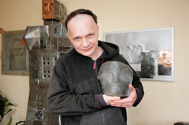 Marek Tomasik z jedną ze swoich prac w kamieniu