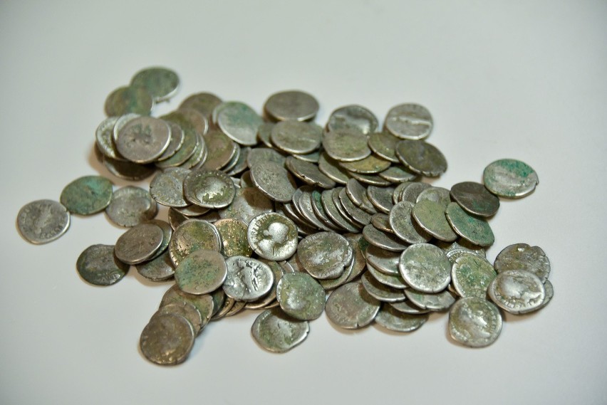 Wykopane monety z czasów Cesarstwa Rzymskiego są...