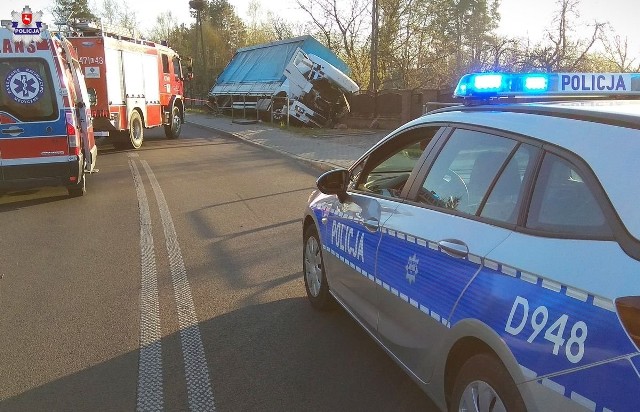 Mężczyzna doznał poważnych urazów. Z miejsca zdarzenia śmigłowcem został przetransportowany do specjalistycznej placówki medycznej.