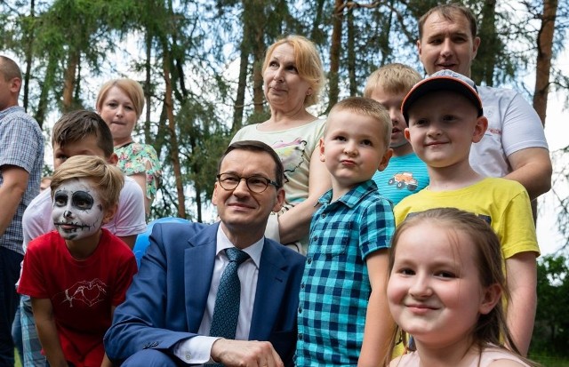 Premier rządu Mateusz Morawiecki spotkał się z młodymi aktorami z Nowego Miasta nad Pilicą oraz ich opiekunami.