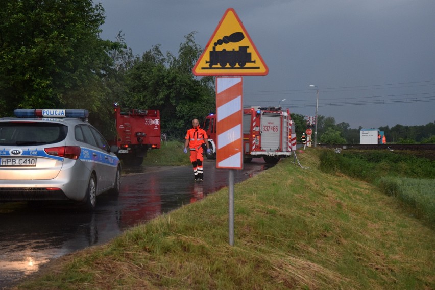 Tragedia na przejeździe kolejowym pod Wrocławiem. Nie żyje 5 osób (ZDJĘCIA)