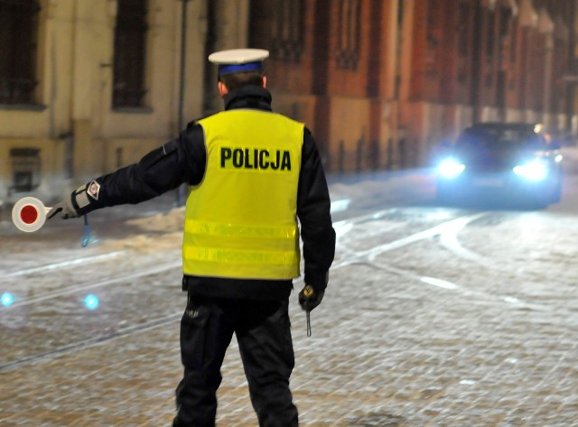 Policja kontroluje trzeźwość kierowców nawet podczas pandemii. Po wypiciu zdecydowanie nie warto siadać za kierownicą