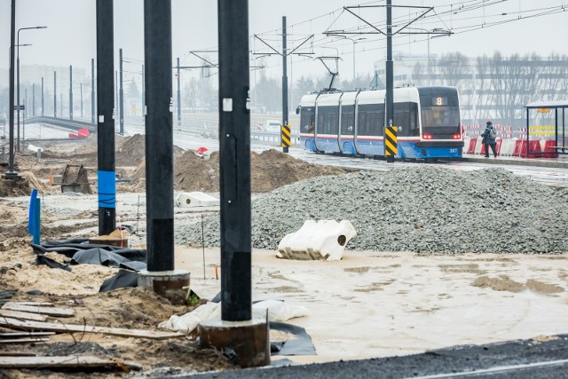 Tramwaje jeżdżą już nowym mostem tramwajowym, kierowcy obiektem drogowym, ale do zakończenia inwestycji trochę jeszcze zostało.