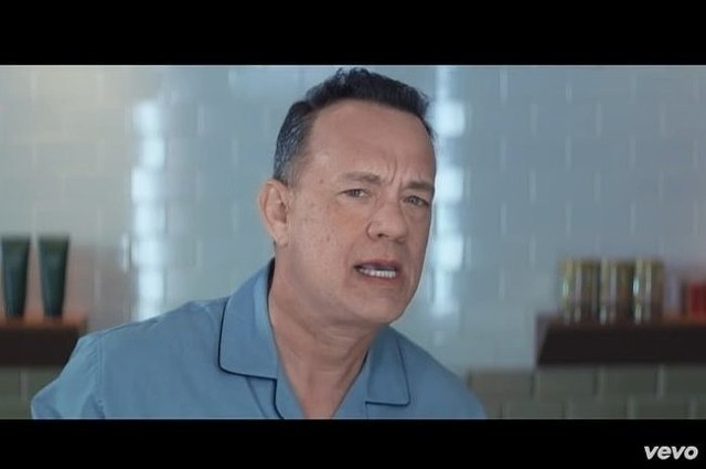 Tom Hanks w teledysku "I really like you" (fot. screen z YouTube.com)