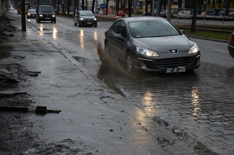 Wrocław - miasto kałuż, wystarczył mały deszcz. Co z odszkodowaniem, gdy ochlapie nas auto?