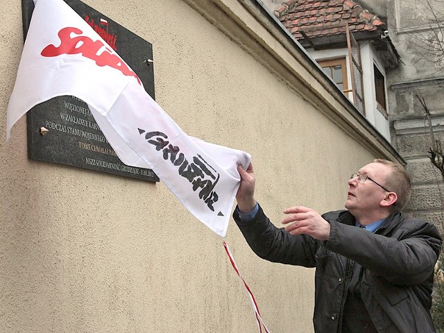 Tablicę odsłonił Piotr Walentynowicz, wnuk współzałożycielki Solidarności