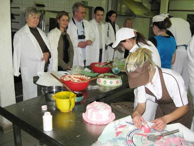 Uczestnicy turnieju podczas części praktycznej w cukierni Heka w Starachowicach.