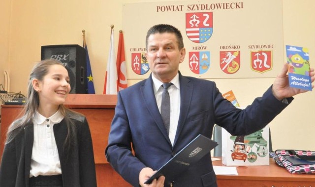 Maria Karpeta, uczennica Publicznej Szkoły Podstawowej w Majdowie zdobyła główną nagrodę w powiatowym konkursie prac wielkanocnych. Gratulował jej starosta Włodzimierz Górlicki.