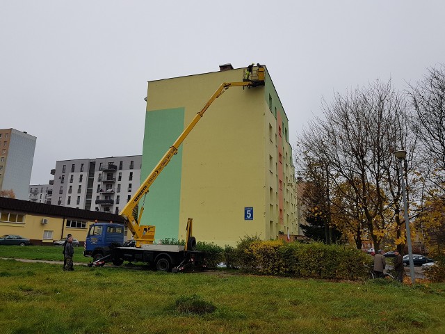 Jutro (sobota, 10.11) na ścianie bloku przy ul. Bitwy Warszawskiej 5 odbędzie się uroczysta prezentacja muralu "Sto lat praw wyborczych kobiet".