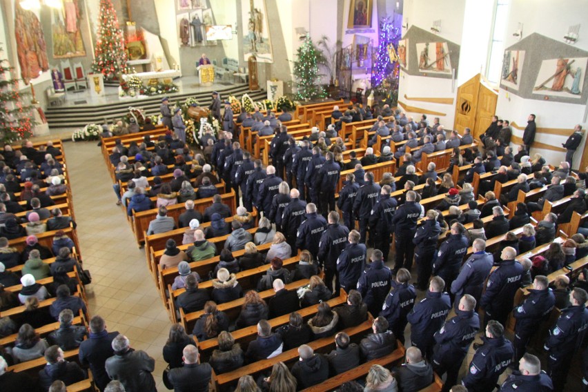 Ostatnie pożegnanie aspiranta Krzysztofa Węglińskiego z Tarnobrzega - policjanta, który zginął w wypadku jadąc na służbę  [ZDJĘCIA]