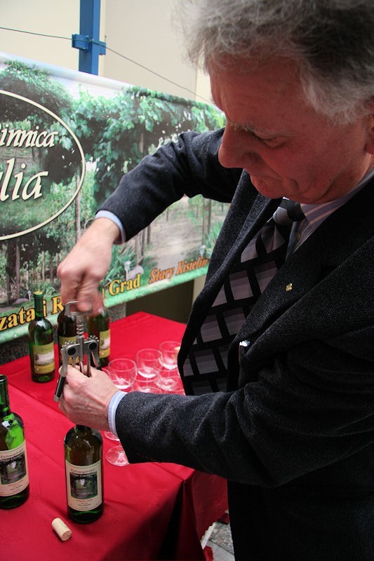 Prezes Roman Grad otwiera butelkę zielonogórskiego młodego...