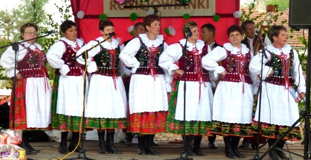W rytmie rozkołysanych "13 cegiełek" - rozśpiewane Rosiejowianki świętowały w sobotę jubileusz 20-lecia zespołu.