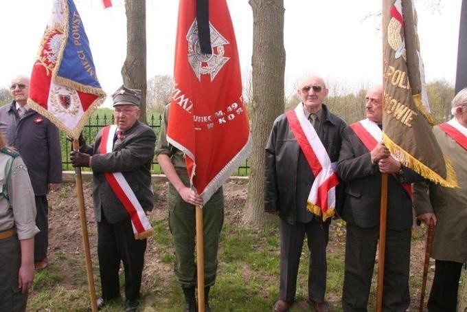 TRYSZCZYN - miejsce pamięci narodowej - uroczyste pochowanie urny z procham