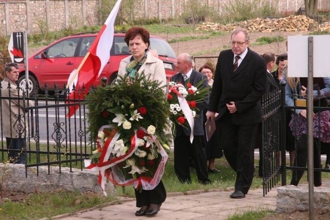 TRYSZCZYN - miejsce pamięci narodowej - uroczyste pochowanie urny z procham