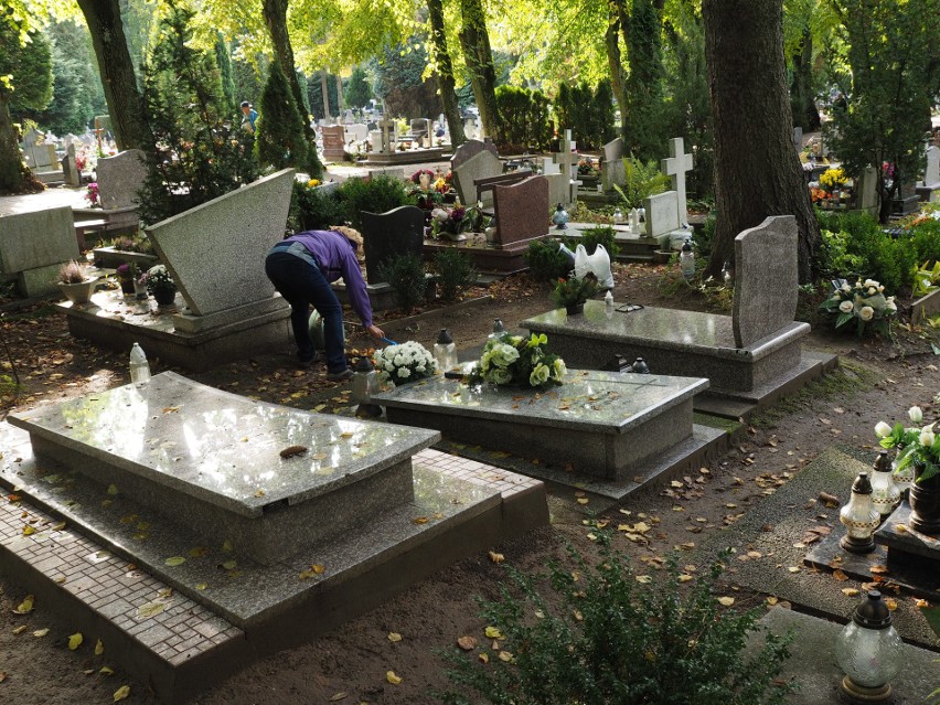 Na cmentarzach w całej Polsce panuje już duży ruch. Nie...