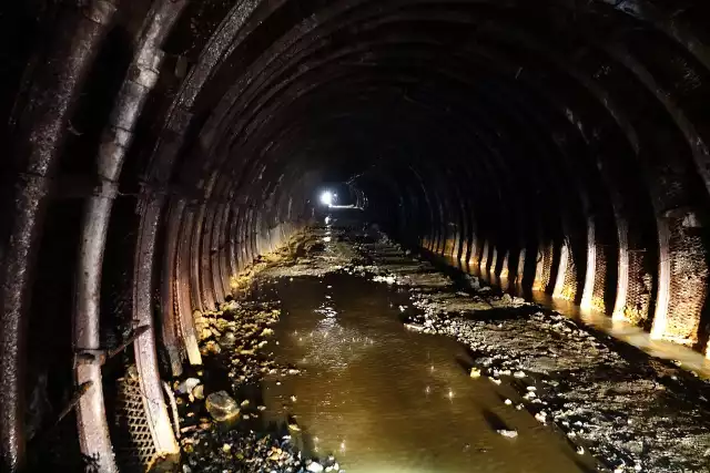 Cała Przeczna Hora w Górach Opawskich jest podziurawiona siecią podziemnych korytarzy z różnych okresów, które mają łącznie 150 kilometrów długości i schodzą nawet 680 metrów pod ziemię.