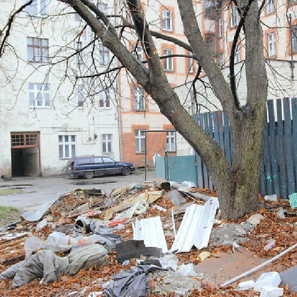 Centrum Torunia - okolice ul. Grudziądzkiej. Nie ma tu kontenerów do segregacji śmieci.