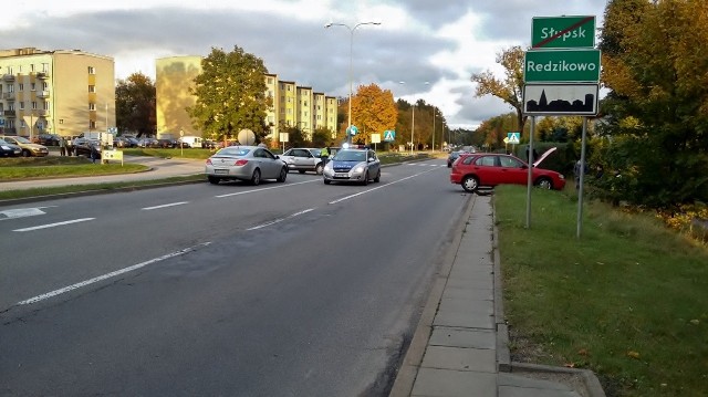 W niedzielę, około godz. 17 kobieta, która wyjeżdżała nissanem almerą z parkingu przy Biedronce, nie ustąpiła pierwszeństwa  kierowcy audi , który jechał drogą krajową w kierunku Słupska. W rezultacie doszło do zderzenia. Sprawczyni wypadku trafiła do szpitala. Pogotowie odwiozło tam też pasażera audi. Uczestnicy wypadku, którzy pochodzą spoza regionu słupskiego, nie byli pijani.  Droga już została oczyszczona. 