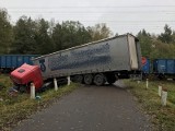 Wypadek na przejeździe kolejowym w Suszczym Borku. Pociąg uderzył w ciężarówkę (zdjęcia)