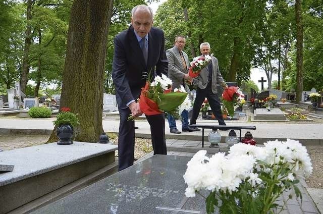 Burmistrz Jerzy Czerwiński złożył wiązankę kwiatów na grobie pierwszego po 1989 roku przewodniczącego rady - tragicznie zmarłego Adama Głębockiego