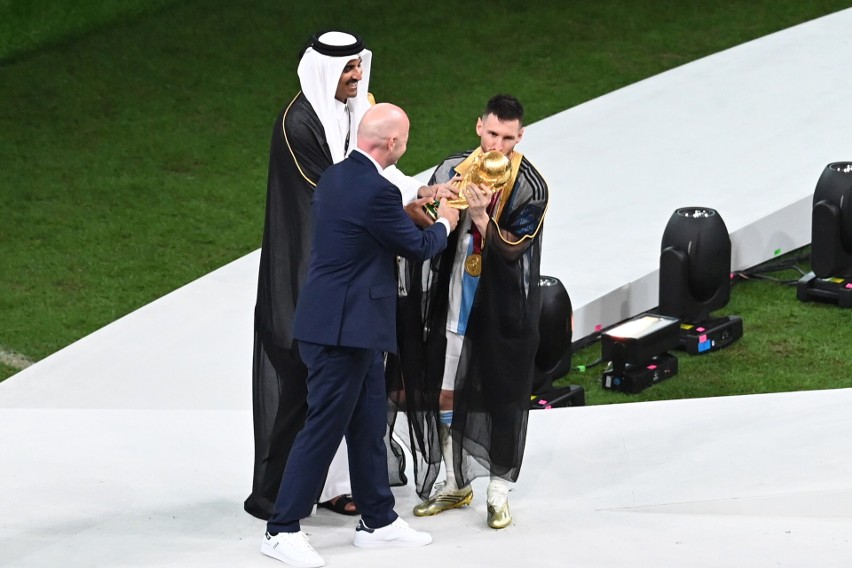 W czym świętował złoto Messi? To... arabski płaszcz....