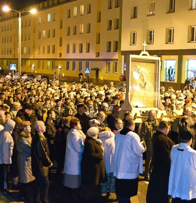 Patronka &#8211; W piątek setki skarżyszczan uczestniczyły w procesji zawierzenia, zorganizowanej z okazji święta Matki Bożej Miłosierdzia. 