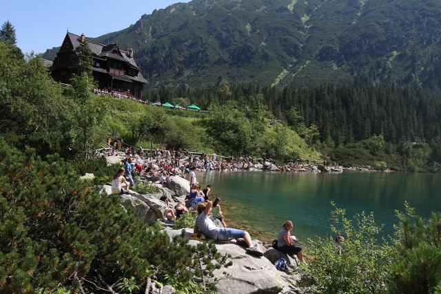 Morskie Oko. Ostatni weekend. Brzeg górskiego stawu bardziej przypomina plażę nad Bałtykiem, niż górską dolinę