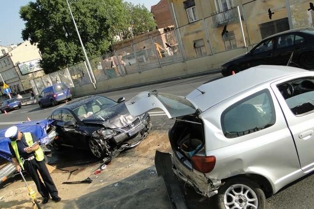 Oba samochody zostały poważnie uszkodzone  