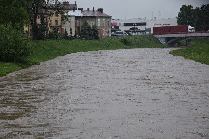 W Gorlickiem ogłoszono stan pogotowia przeciwpowodziowego. Zwiększony został zrzut wody na Klimkówce. Ropa przekroczyła stan ostrzegawczy