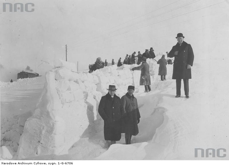 1929 r. Odśnieżanie torów na trasie Tarnopol - Łanowce....