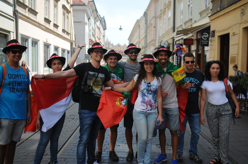 ŚDM. Pielgrzymi z Brazylii, Mozambiku i Portugalii na ulicach Krakowa [ZDJĘCIA]