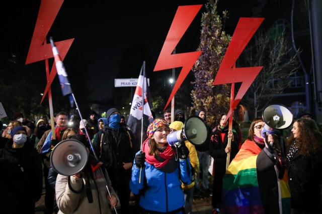 Kilkudziesięciu demonstrantów zgromadzonych na skwerze Praw Kobiet udaremniło złożenia kwiatów pod pomnikiem Józefa Piłsudskiego