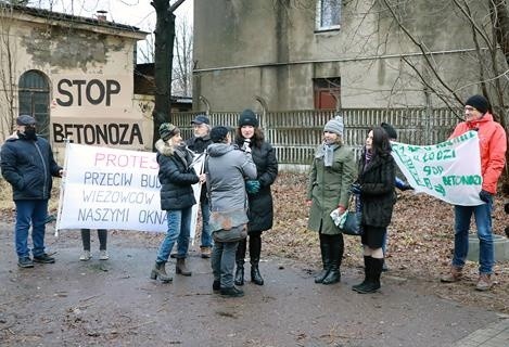 Przy ul. Warneńczyka na Chojnach, na terenie dawnych zakładów Fakora prywatny inwestor zaczął wczoraj wycinkę drzew. Ma tu powstać duże osiedle. Mieszkańcy protestują.CZYTAJ WIĘCEJ NA KOLEJNYCH SLAJDACH!