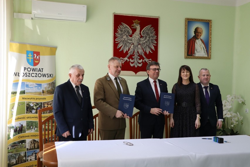Od lewej stoją: Przewodniczący Rady Powiatu Włoszczowskiego,...