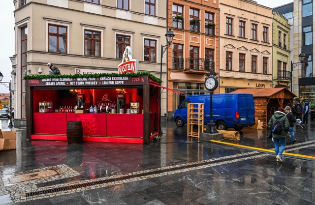 Jednego z naszych Czytelników oburzył fakt, że na Bydgoskim Jarmarku Świątecznym, w reprezentacyjnym miejscu ustawione zostało stoisko z dużym logo piwa (zdjęcie wykonane jeszcze przed otwarciem imprezy)