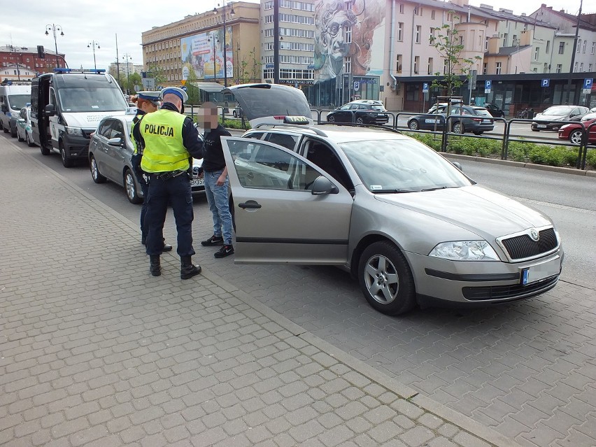 Taxi na aplikację - duża akcja służb w Bydgoszczy. Jeden z kierowców wiózł maczetę