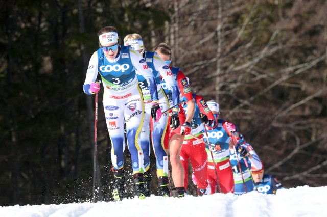 Ebba Andersson (na pierwszym planie) nie pozwoliła żadnej rywalce, by w biegu na 10 km szybciej zameldowała się na linii mety.