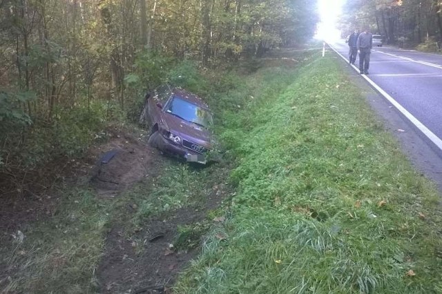 Na razie nie wiadomo, kto kierował i kto jechał autem, ani w jakich okolicznościach wypadło ono z drogi.