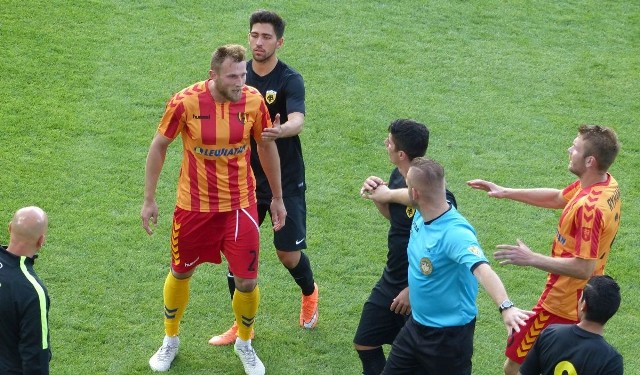 Korona przegrała z AEK 0:2. Po przerwie doszło do przepychanek między Rafałem Grzelakiem i Ronaldem Vargasem, za co dostali żółte kartki.