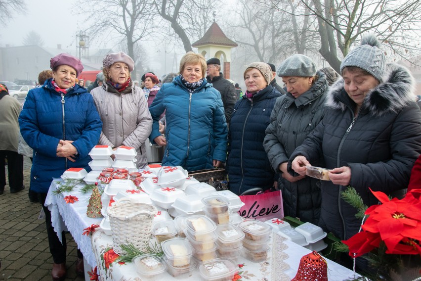 Świątecznie i pysznie na Rynku w Grębowie. Mieszkańcy gminy kolędowali na kiermaszu bożonarodzeniowym [ZDJĘCIA]