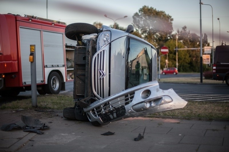 Zderzenie dwóch aut. Citroen przewrócił się na bok