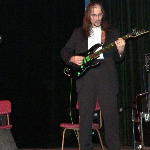 Muzycy Lemur Band wdziali na finał garnitury, dystansując się od rockowego luzu.