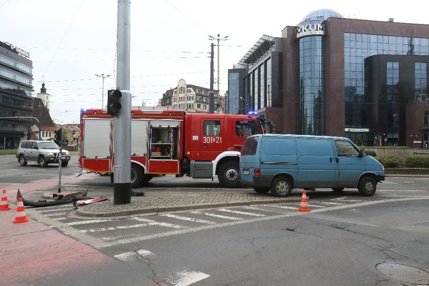 Wypadek przy Galerii Dominikańskiej. Kierowca busa "skosił" dwa znaki (ZDJĘCIA)