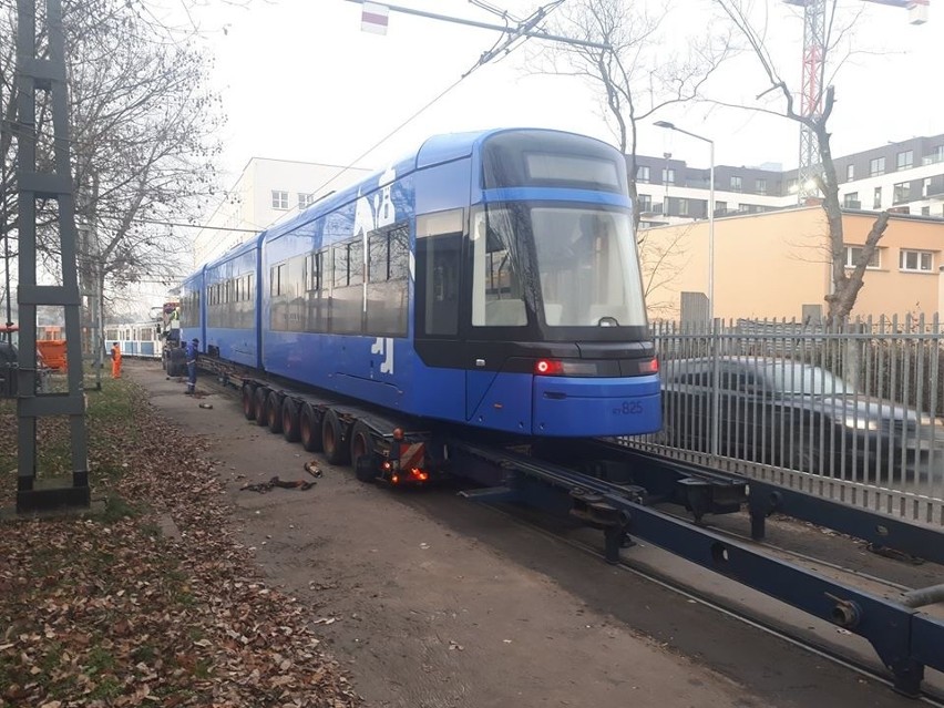 Pierwszy nowy tramwaj jest już w Krakowie. Przyjechał na lawecie [ZDJĘCIA]