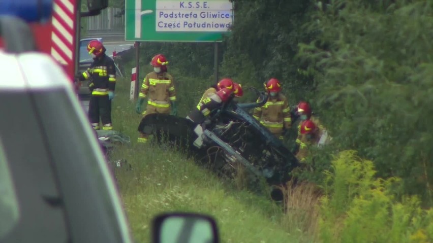 Wypadek na DK88 w Kleszczowie. Kierowca osobówki nie trafi do aresztu. Usłyszał zarzut, ale sąd nie przychylił się do wniosku prokuratury