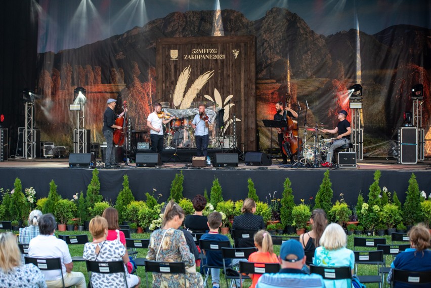 Zawierucha i BRAThANKI na Dolnej Równi Krupowej. Na Folkową Nutę. W Zakopanem trwa 52. Międzynarodowy Festiwal Folkloru Ziem Górskich