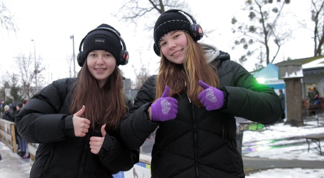 "Silent disco" na lodowisku w parku miejskim w Grudziądzu