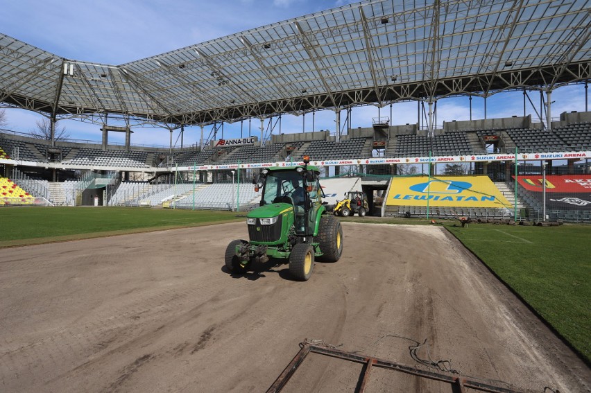 Zakończyło się rozkładanie trawy na Suzuki Arenie w Kielcach. Pierwszy mecz na tej murawie 1 kwietnia. Korona Kielce podejmie Miedź Legnica