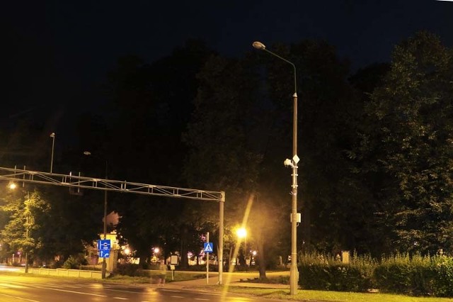 Nie świecą się latarnie na ulicy 25 Czerwca przy wejściu do parku.